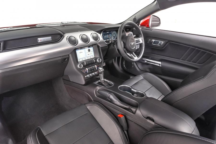 Интерьер Ford Mustang GT Fastback 2019 года  (ZA) (фото 13 из 44)